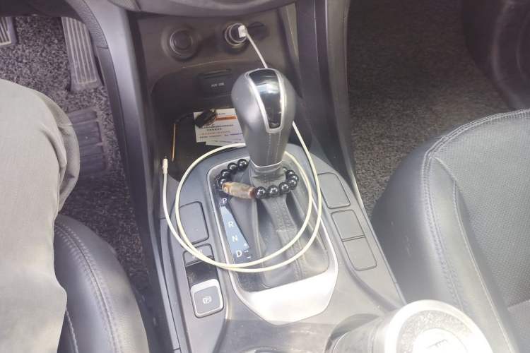 Used Hyundai Santa Fe 2015 2.4L Automatic Two-Wheel Drive Smart Version 5 Seats Gear Lever