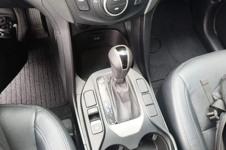 Used Hyundai Santa Fe 2015 2.4L Automatic Two-Wheel Drive Smart Version 5 Seats Gear Lever