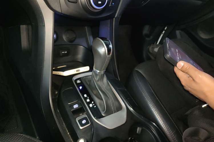 Used Hyundai Santa Fe 2015 2.4L Automatic All-Wheel Drive Smart Version 5 Seats Gear Lever