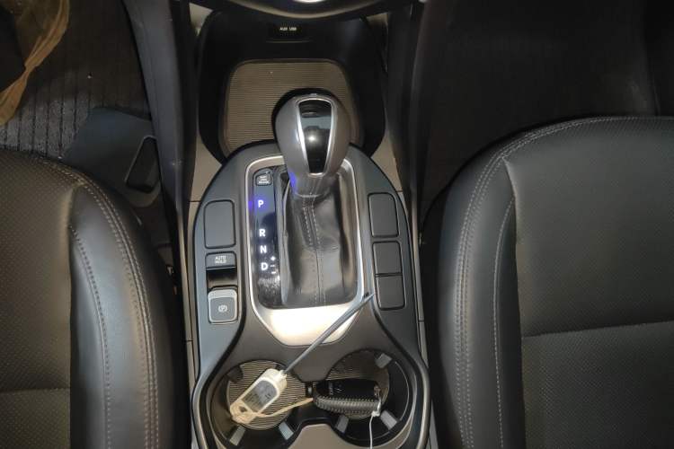 Used Hyundai Santa Fe 2015 2.0T Automatic All-Wheel Drive Smart Version 5 Seats Gear Lever