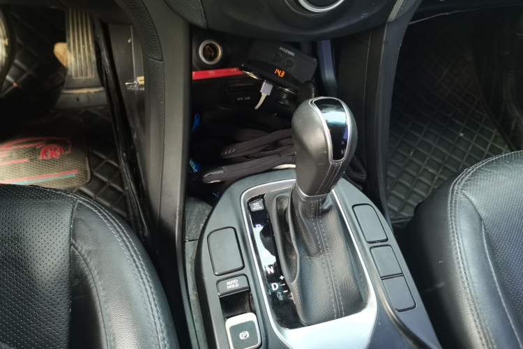 Used Hyundai Santa Fe 2015 2.4L Automatic All-Wheel Drive Smart Version 5 Seats Gear Lever
