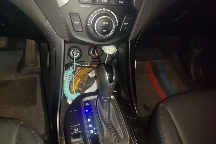 Used Hyundai Santa Fe 2015 2.0T Automatic Two-Wheel Drive Smart Version 5 Seats Gear Lever