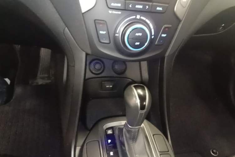 Used Hyundai Santa Fe 2015 2.4L Automatic All-Wheel Drive Smart Version 5 Seats Gear Lever
