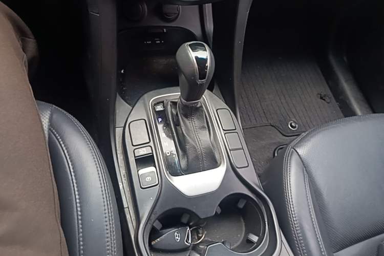 Used Hyundai Santa Fe 2015 2.0T Automatic 4x4 Smart 7-Seater Gear Lever