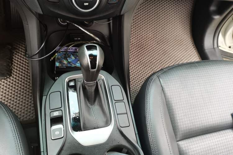 Used Hyundai Santa Fe 2015 2.4L Automatic Two-Wheel Drive Smart Version 5 Seats Gear Lever