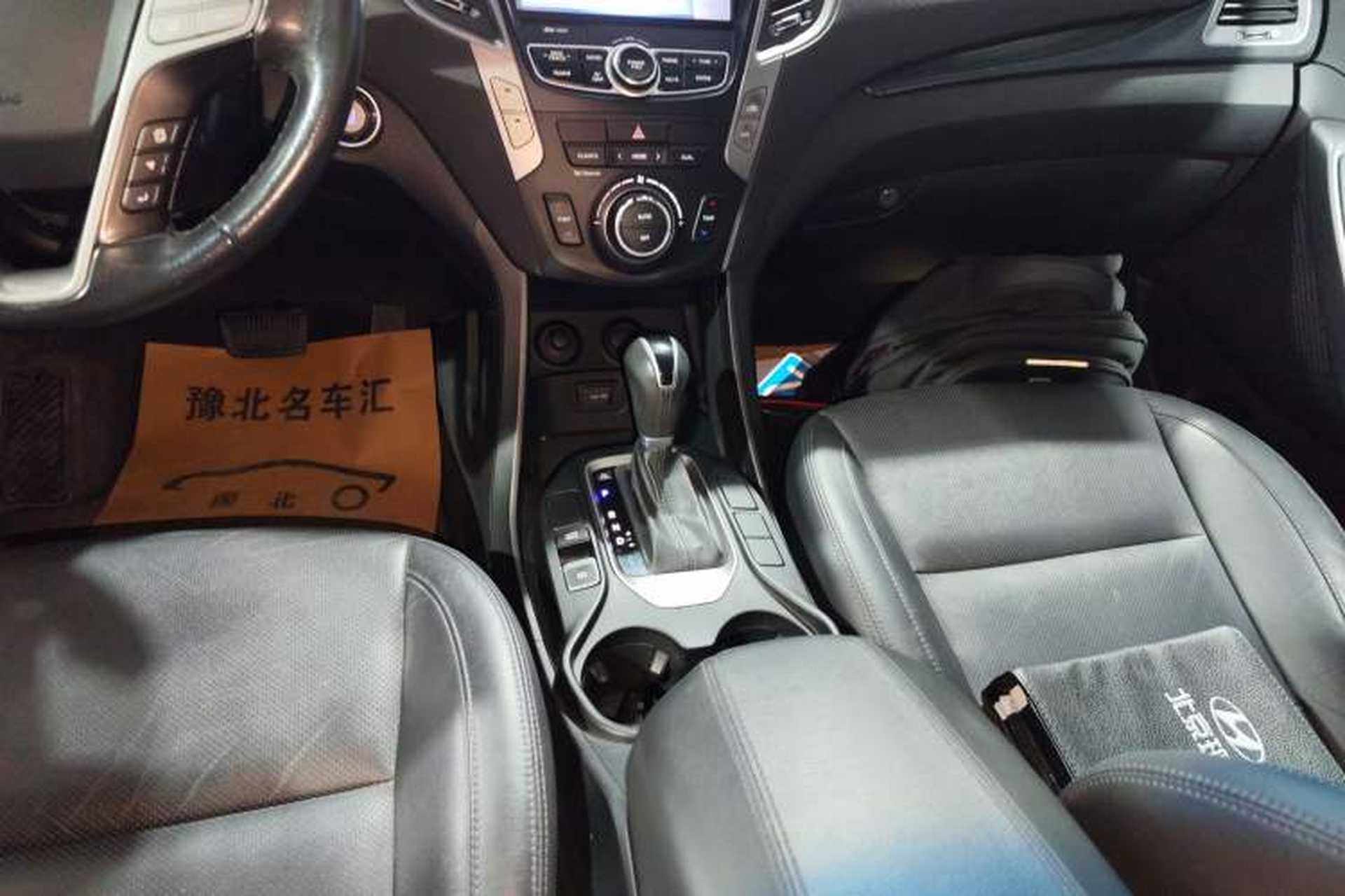 Used Hyundai Santa Fe 2015 2.4L Automatic Two-Wheel Drive Smart Version 5 Seats Gear Lever