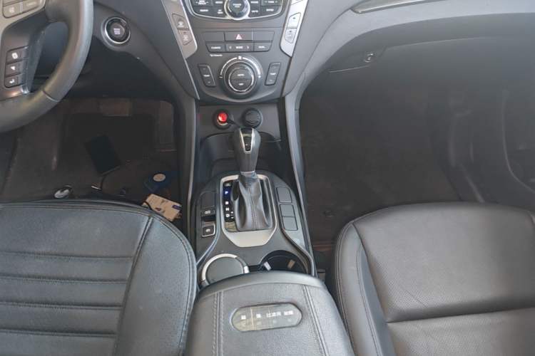 Used Hyundai Santa Fe 2015 2.4L Automatic All-Wheel Drive Smart Version 5 Seats Gear Lever