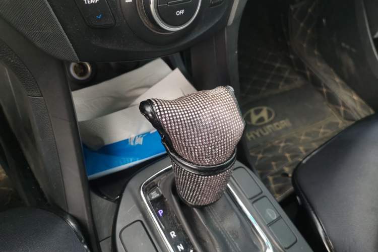 Used Hyundai Santa Fe 2015 2.0T Automatic 4x4 Smart 7-Seater Gear Lever
