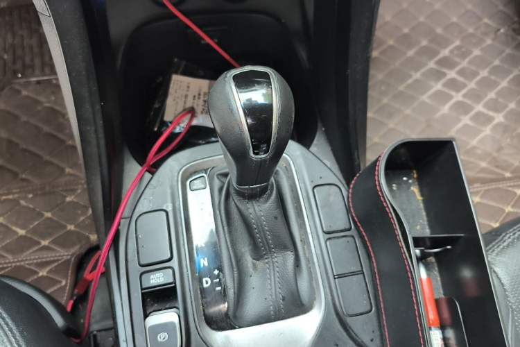 Used Hyundai Santa Fe 2015 2.4L Automatic Two-Wheel Drive Smart Version 5 Seats Gear Lever