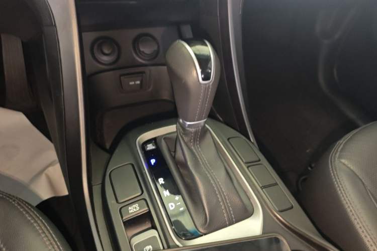 Used Hyundai Santa Fe 2015 2.0T Automatic Two-Wheel Drive Smart Version 5 Seats Gear Lever