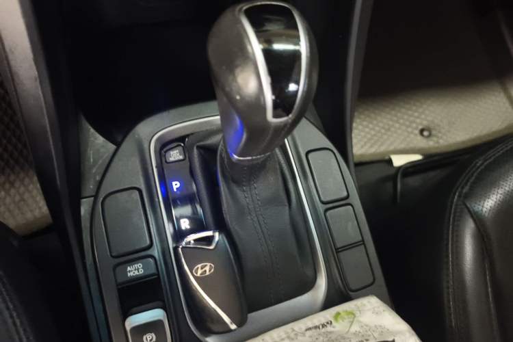 Used Hyundai Santa Fe 2015 2.0T Automatic Two-Wheel Drive Smart Version 5 Seats Gear Lever