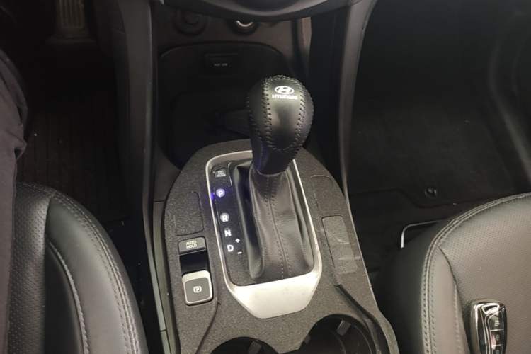 Used Hyundai Santa Fe 2015 2.0T Automatic Two-Wheel Drive Smart Version 5 Seats Gear Lever