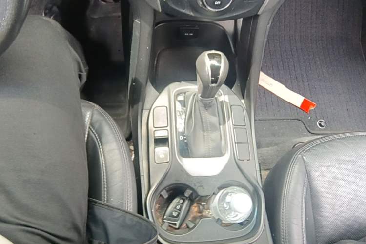 Used Hyundai Santa Fe 2015 2.4L Automatic Two-Wheel Drive Smart Version 5 Seats Gear Lever