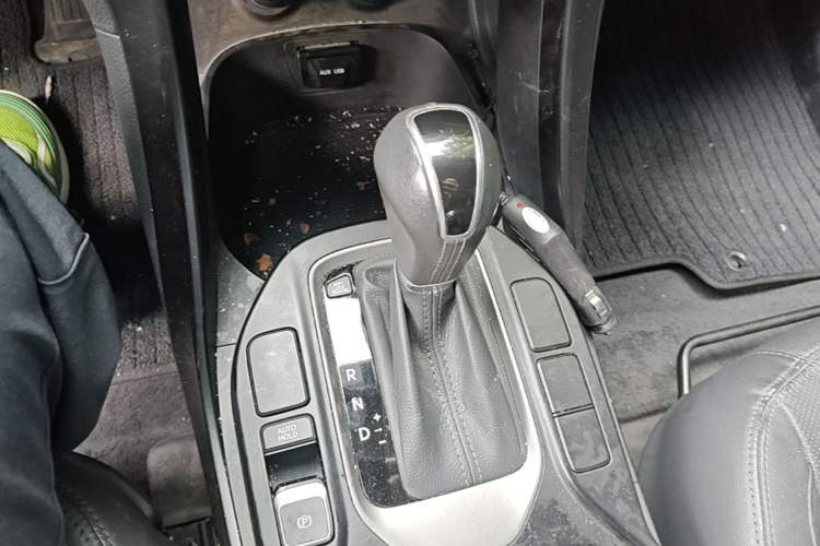 Used Hyundai Santa Fe 2015 2.4L Automatic All-Wheel Drive Smart Version 5 Seats Gear Lever