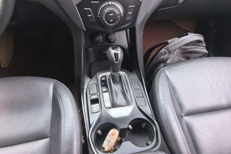 Used Hyundai Santa Fe 2015 2.0T Automatic Two-Wheel Drive Smart Version 5 Seats Gear Lever