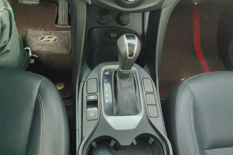 Used Hyundai Santa Fe 2015 2.4L Automatic All-Wheel Drive Smart Version 5 Seats Gear Lever