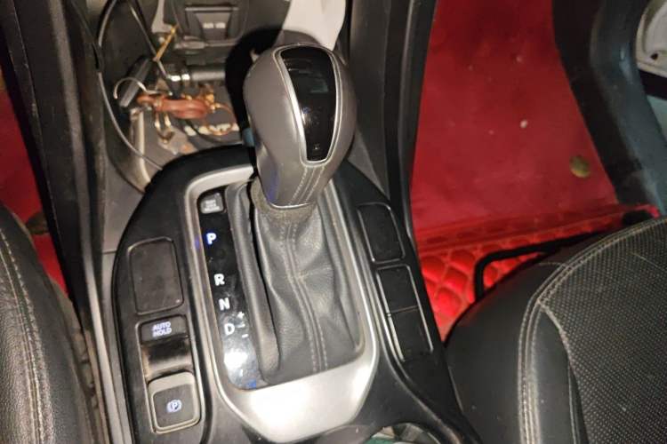 Used Hyundai Santa Fe 2015 2.0T Automatic 4x4 Smart 7-Seater Gear Lever