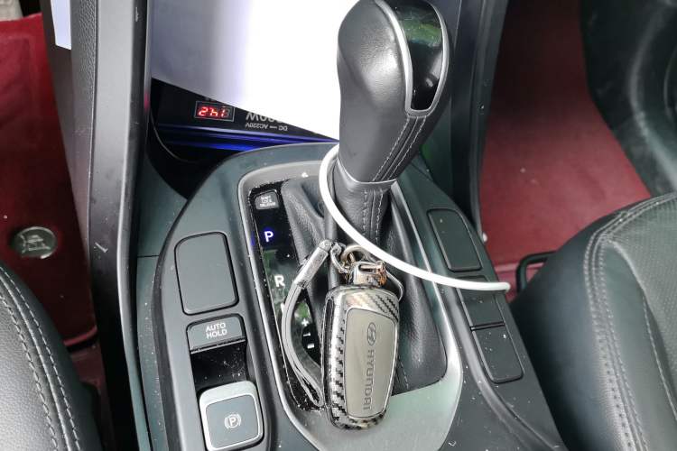 Used Hyundai Santa Fe 2015 2.4L Automatic Two-Wheel Drive Smart Version 5 Seats Gear Lever