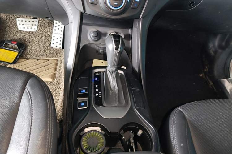 Used Hyundai Santa Fe 2015 2.0T Automatic Two-Wheel Drive Smart Version 5 Seats Gear Lever