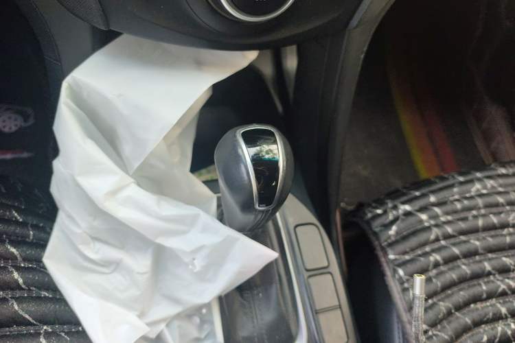 Used Hyundai Santa Fe 2015 2.0T Automatic 4x4 Smart 7-Seater Gear Lever