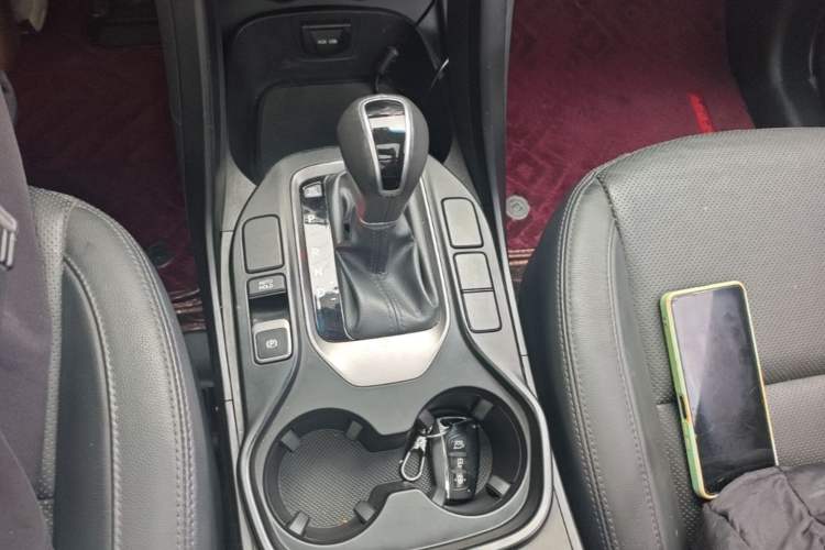 Used Hyundai Santa Fe 2015 2.4L Automatic Two-Wheel Drive Smart Version 5 Seats Gear Lever