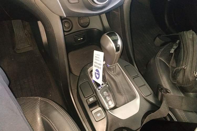 Used Hyundai Santa Fe 2015 2.0T Automatic 4x4 Smart 7-Seater Gear Lever