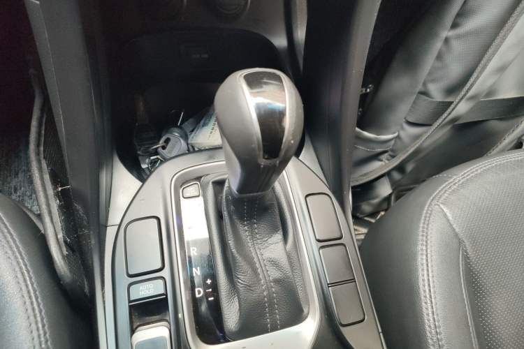 Used Hyundai Santa Fe 2015 2.0T Automatic Two-Wheel Drive Smart Version 5 Seats Gear Lever