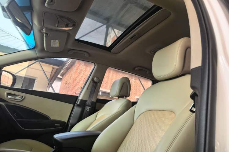 Used Hyundai Santa Fe 2015 2.4L Automatic Two-Wheel Drive Comfort Edition 5 Seats Headliner