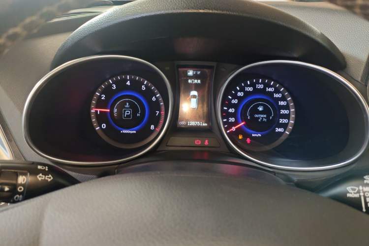 Used Hyundai Santa Fe 2015 2.0T Automatic Two-Wheel Drive Smart Version 5 Seats Instrument Cluster