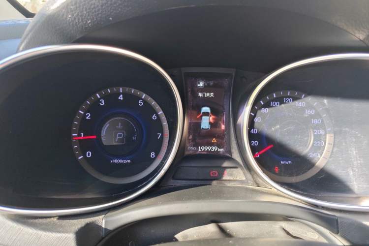 Used Hyundai Santa Fe 2015 2.0T Automatic Two-Wheel Drive Smart Version 5 Seats Instrument Cluster