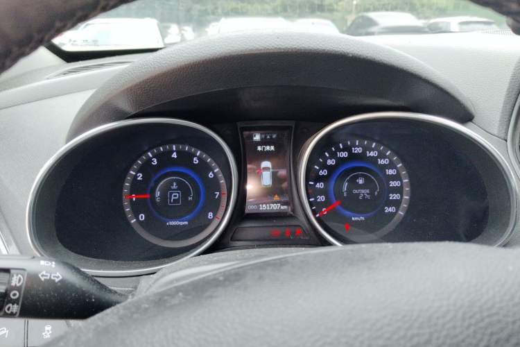 Used Hyundai Santa Fe 2015 2.4L Automatic Two-Wheel Drive Smart Version 5 Seats Instrument Cluster