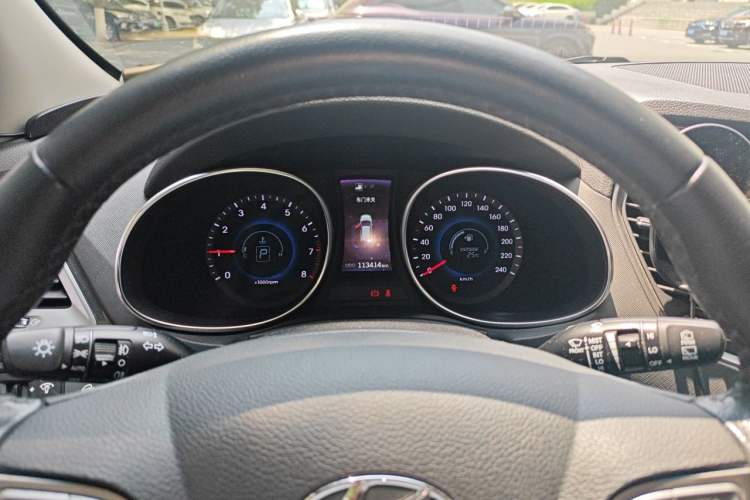 Used Hyundai Santa Fe 2015 2.4L Automatic Two-Wheel Drive Smart Version 5 Seats Instrument Cluster