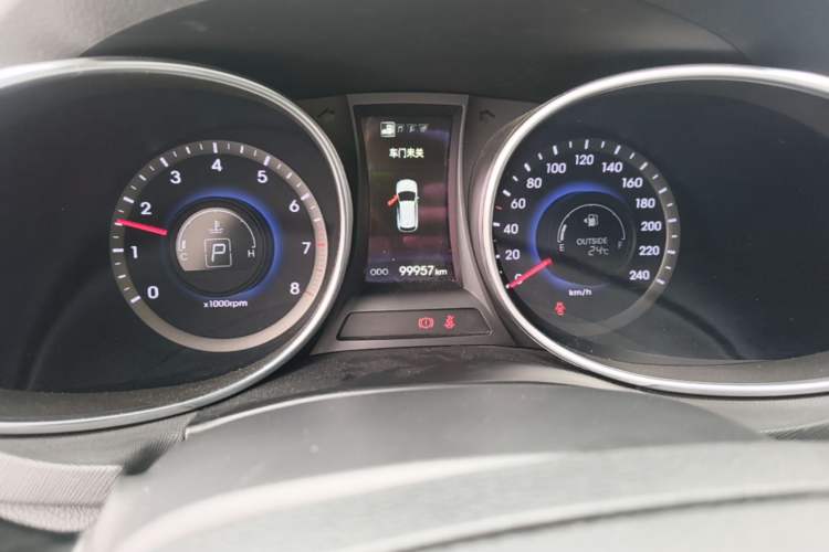Used Hyundai Santa Fe 2015 2.4L Automatic Two-Wheel Drive Smart Version 5 Seats Instrument Cluster
