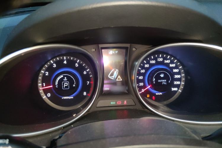 Used Hyundai Santa Fe 2015 2.0T Automatic Two-Wheel Drive Smart Version 5 Seats Instrument Cluster