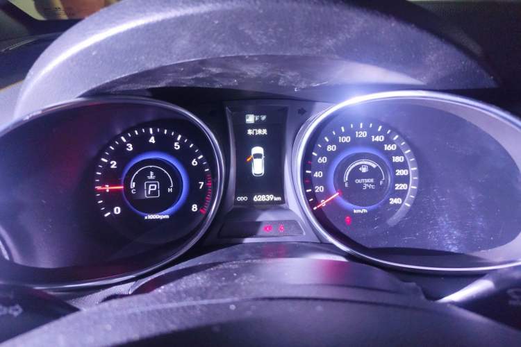Used Hyundai Santa Fe 2015 2.0T Automatic Two-Wheel Drive Smart Version 5 Seats Instrument Cluster