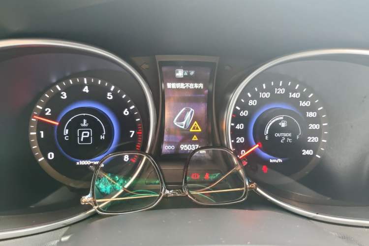 Used Hyundai Santa Fe 2015 2.4L Automatic Two-Wheel Drive Smart Version 5 Seats Instrument Cluster