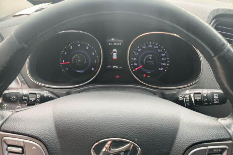 Used Hyundai Santa Fe 2015 2.4L Automatic Two-Wheel Drive Smart Version 5 Seats Instrument Cluster
