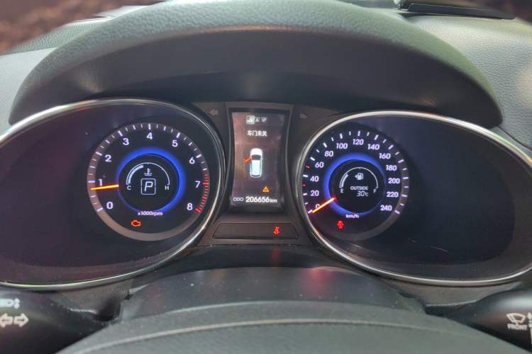 Used Hyundai Santa Fe 2015 2.0T Automatic Two-Wheel Drive Smart Version 5 Seats Instrument Cluster