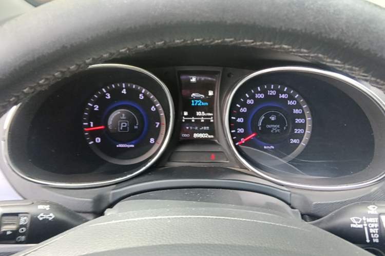 Used Hyundai Santa Fe 2015 2.4L Automatic Two-Wheel Drive Smart Version 5 Seats Instrument Cluster