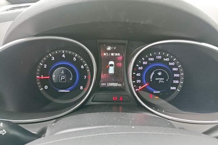 Used Hyundai Santa Fe 2015 2.4L Automatic All-Wheel Drive Smart Version 5 Seats Instrument Cluster