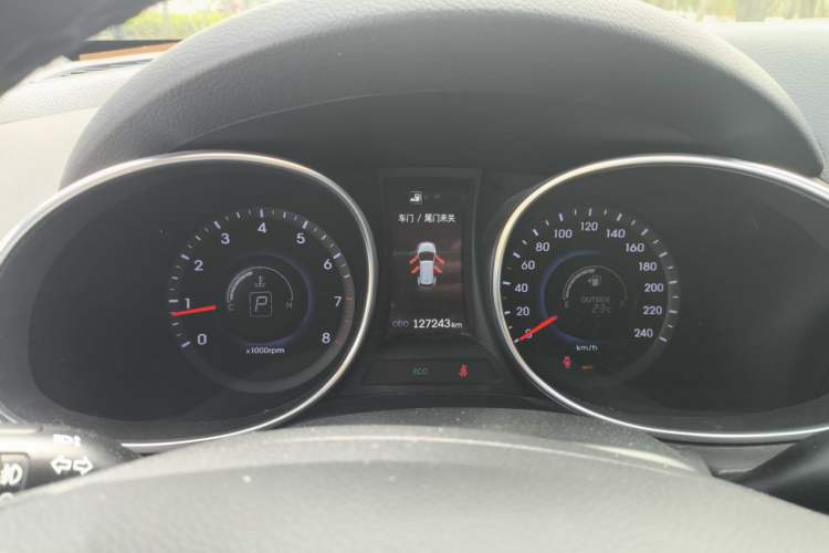 Used Hyundai Santa Fe 2015 2.4L Automatic Two-Wheel Drive Smart Version 5 Seats Instrument Cluster