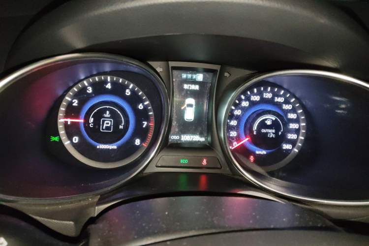 Used Hyundai Santa Fe 2015 2.4L Automatic Two-Wheel Drive Smart Version 5 Seats Instrument Cluster