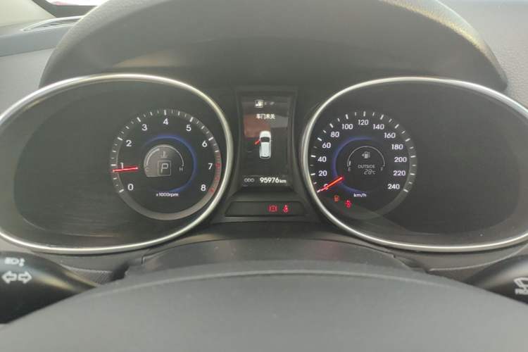 Used Hyundai Santa Fe 2015 2.4L Automatic All-Wheel Drive Smart Version 5 Seats Instrument Cluster