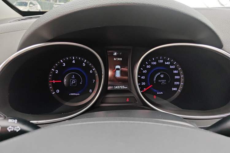 Used Hyundai Santa Fe 2015 2.0T Automatic Two-Wheel Drive Smart Version 5 Seats Instrument Cluster