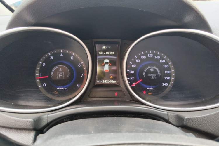 Used Hyundai Santa Fe 2015 2.0T Automatic Two-Wheel Drive Smart Version 5 Seats Instrument Cluster