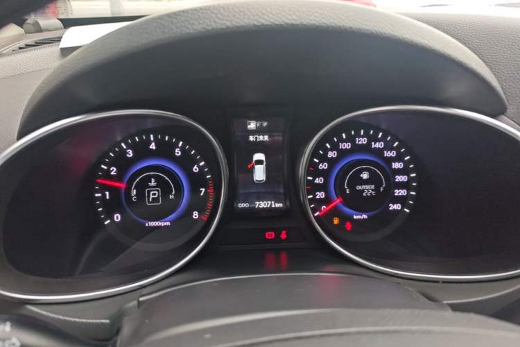 Used Hyundai Santa Fe 2015 2.4L Automatic Two-Wheel Drive Smart Version 5 Seats Instrument Cluster