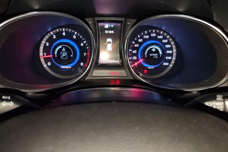 Used Hyundai Santa Fe 2015 2.0T Automatic Two-Wheel Drive Smart Version 5 Seats Instrument Cluster