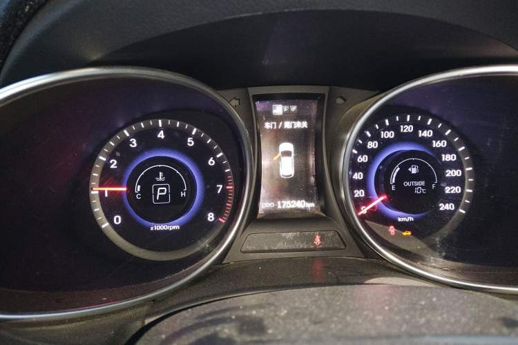 Used Hyundai Santa Fe 2015 2.0T Automatic Two-Wheel Drive Smart Version 5 Seats Instrument Cluster