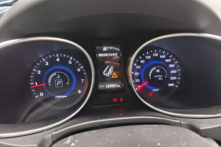 Used Hyundai Santa Fe 2015 2.4L Automatic Two-Wheel Drive Smart Version 5 Seats Instrument Cluster