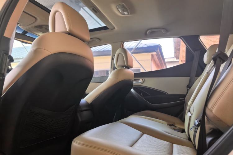 Used Hyundai Santa Fe 2015 2.4L Automatic Two-Wheel Drive Comfort Edition 5 Seats Interior 1